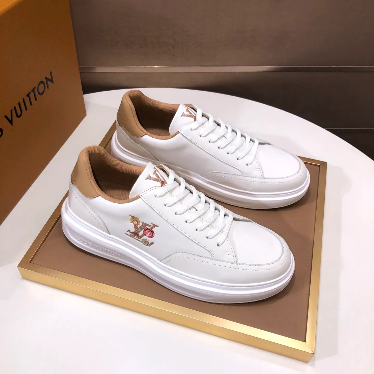 Factory batch 640💰original development, quality shipment, welcome to compare - LV sneaker series sports shoes introduce the loose silhouette of the ready-to-wear series into the spring and summer men's wear shows and make an eye-catching appearance. The cow leather upper is combined with rough fabric laces, and colorful beading highlights the brand's classic elements. LV letters mark the tongue and Monogram floral outsole. Mixed materials Made of top-grain cowhide, thick shoelace design, large Monogram print on the side, mesh lining and cotton feet, the comfort is as extreme as ever, premium heritage, quality first, worth owning! Size: Men’s 38-45 (45 is custom-made and cannot be returned or exchanged)